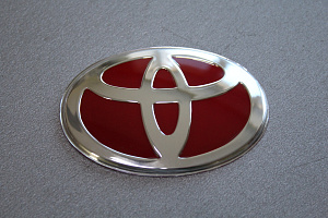 Эмблема на руль Toyota красная
