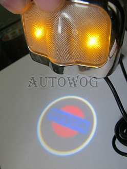 Подсветка в двери авто на скотче NISSAN