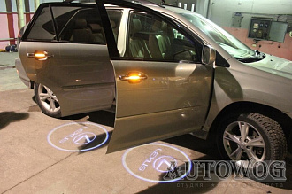 Подсветка в двери авто на скотче LEXUS