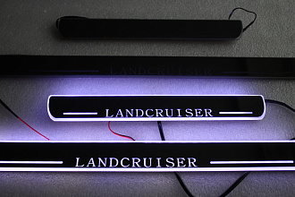 Накладки Land Cruiser 200 на пороги дверей с динамической подсветкой 