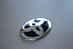 Эмблема на руль Toyota черная с синим ободком