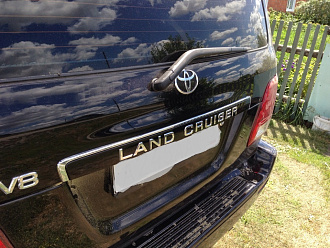 Планка Land Cruiser 100 над задним номером с надписью Land Cruiser , чёрная