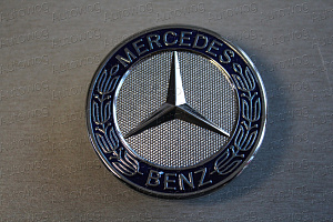 Тюнинг для Эмблема Mercedes W204 на капот синяя 