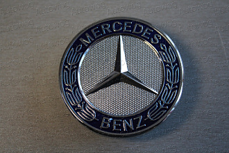 Эмблема Mercedes W204 на капот синяя 