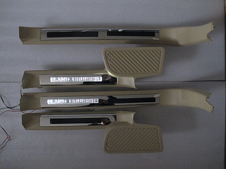 Накладки Land Cruiser 200 на пороги дверей с подсветкой , бежевые 