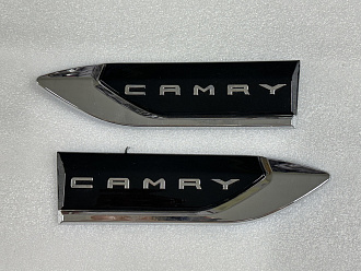 Эмблемы боковые на крылья Camry V70 с надписью Camry