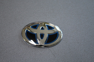 Эмблема на руль Toyota черная с синим ободком