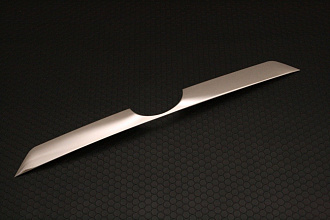 Накладка Harrier 60 на заднюю дверь под эмблему 