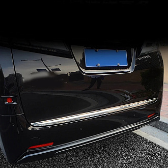 Накладка Alphard H30 на заднюю дверь багажника 
