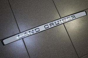 Тюнинг для Планка Land Cruiser 100 над задним номером с надписью Land Cruiser , белая ( 056 )