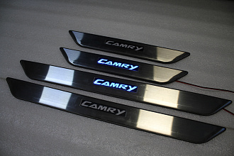 Накладки Camry V40 на пороги дверей с подсветкой 