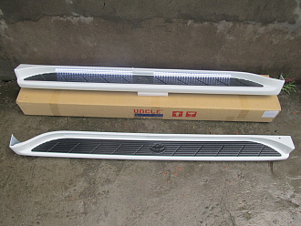 Пороги LX 470 / Land Cruiser 100 2005 - 2007 диодные , знак Toyota , белый перламутр (070)
