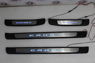 Накладки Camry V70 2018 +, на пороги дверей с подсветкой